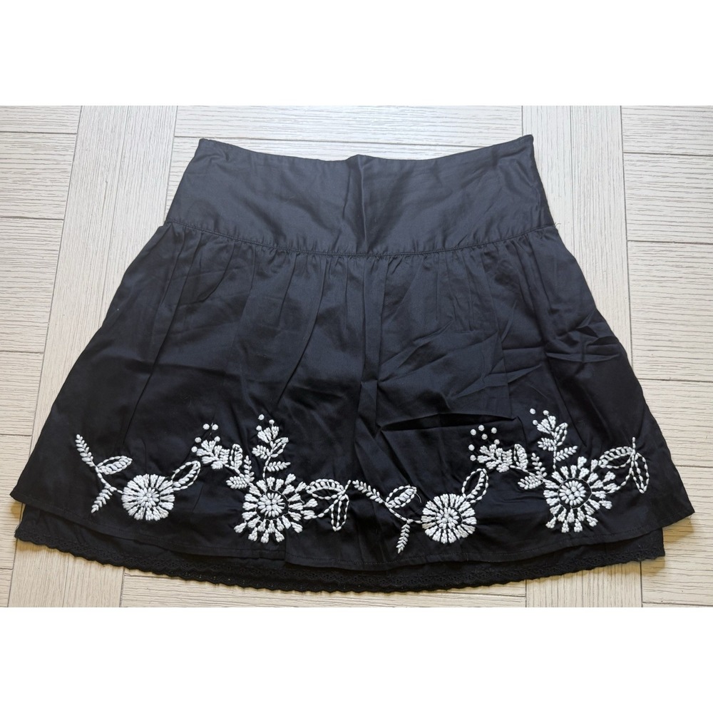Guess Black White Embroidered Floral Cotton Mini Skirt Side Zip 1 Boho Festival